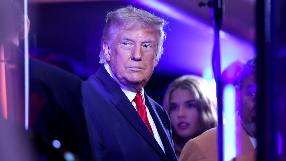 Donald Trump vaiou ruidosamente durante o hino nacional no jogo 3 das finais da NBA de 2026 no Madison Square Garden – Just Jared – Celebrity News & Gossip