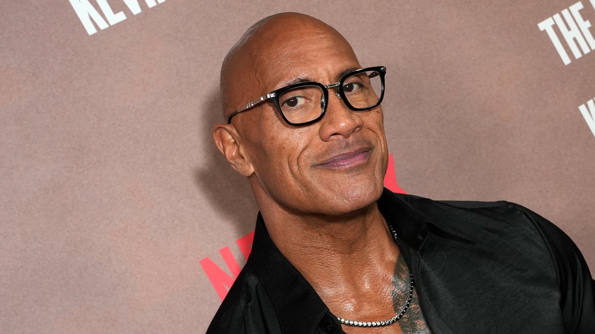 Dwayne Johnson aplaude alegremente as críticas por vender shampoo como um homem careca – Just Jared – Celebrity News & Gossip