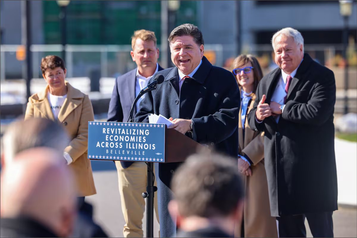 É oficial. Todas as leis aprovadas em Illinois que JB Pritzker comemorou esta semana
