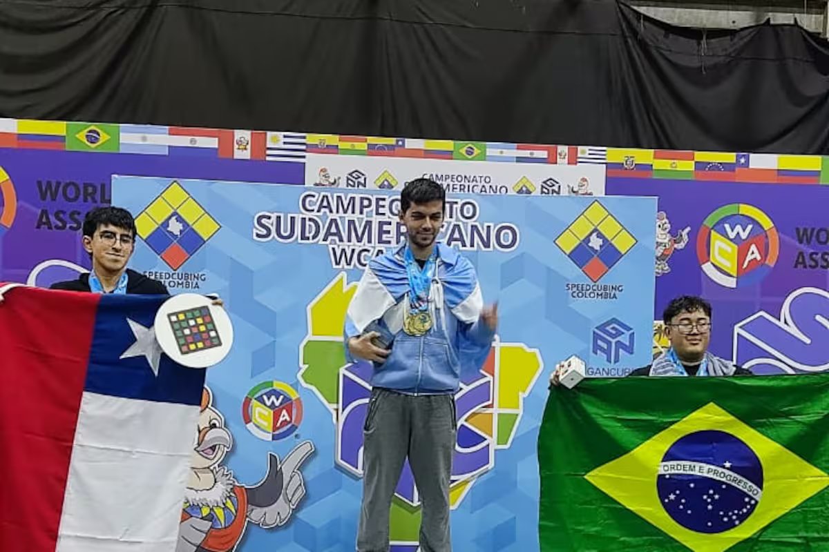 Ele é barista em um café em Chinatown, estuda e fez história no cubo de Rubik da América do Sul.