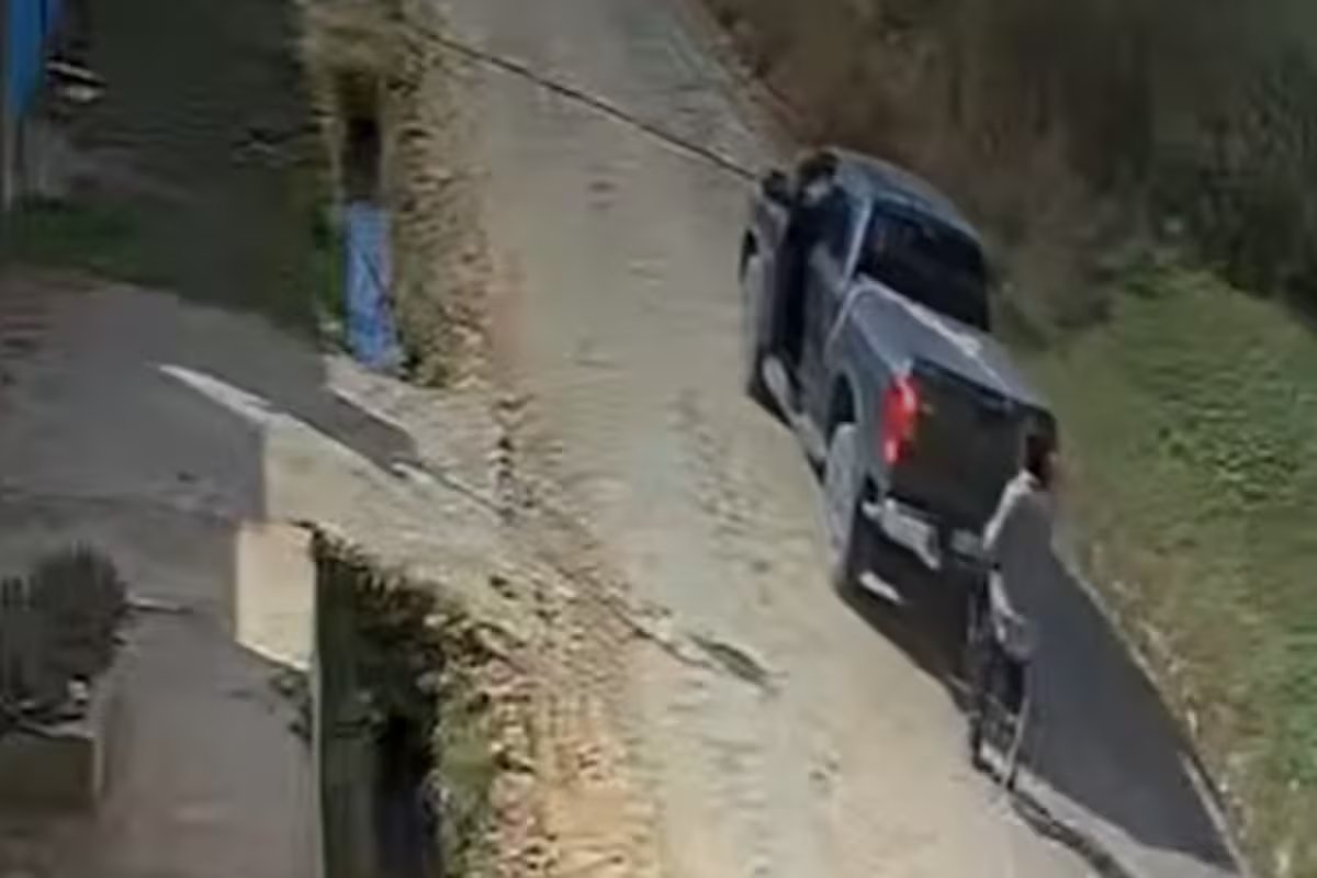 Ele foi à procura de um suspeito de roubo, amarrou-o ao seu caminhão e arrastou-o por vários quarteirões em Zarate.