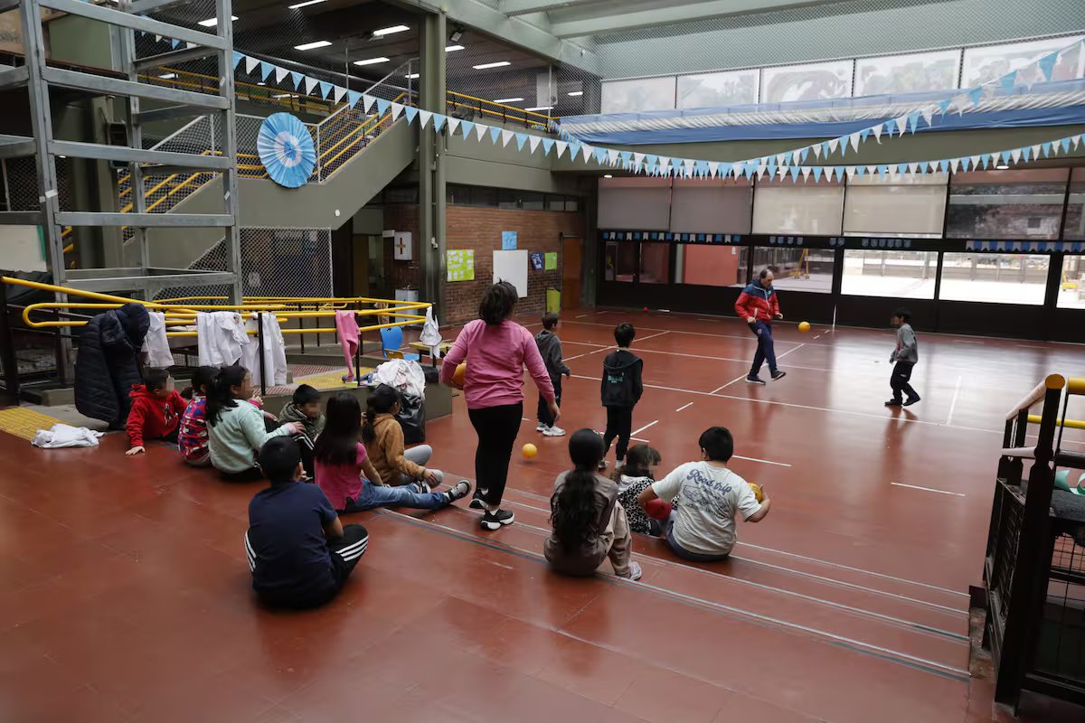 Eles investirão US$ 16 bilhões. estão criando novos espaços para as crianças brincarem e socializarem nas escolas de Buenos Aires.