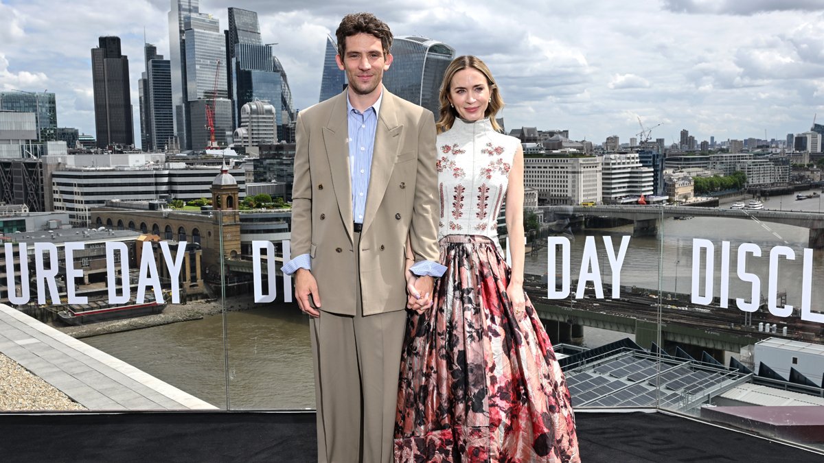 Emily Blunt e Josh O’Connor de mãos dadas enquanto participavam do photocall do ‘Disclosure Day’ em Londres – Just Jared – Celebrity News & Gossip