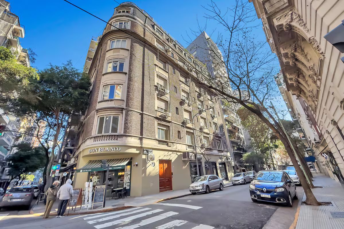 Está à venda o apartamento do “vizinho de cima” que incomodou Christina Kirchner no prédio da Recoleta.