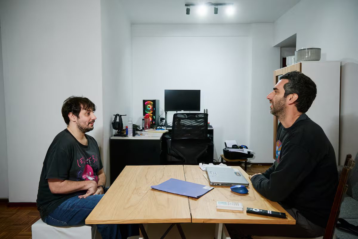 “Eu tenho um trabalho difícil.” ele tem deficiência intelectual e com a ajuda de um conselheiro conseguiu fazer carreira no banco.