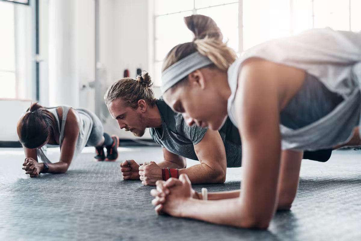 Exercícios isométricos. por que eles são fundamentais para ganhar força muscular e melhorar a postura?