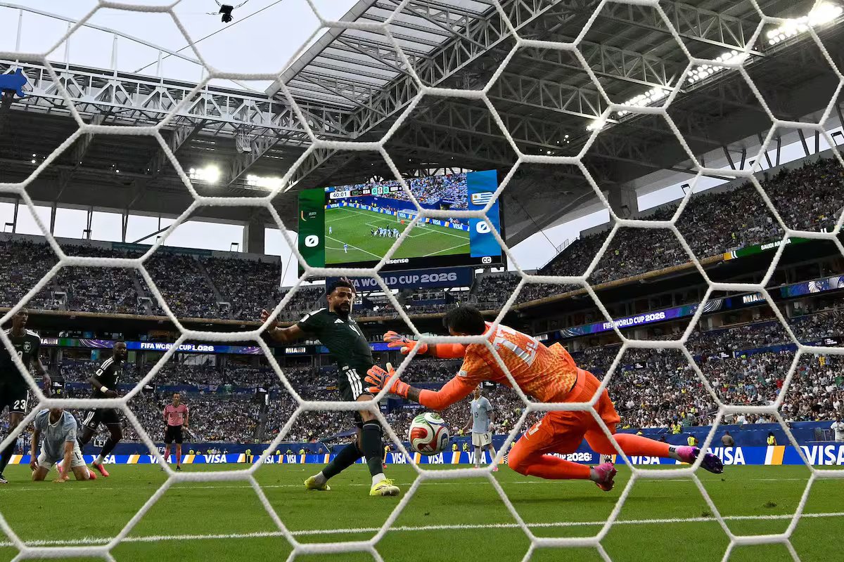Fernando Muslera. da defesa impossível ao erro que marcou a estreia da seleção uruguaia na Copa do Mundo;