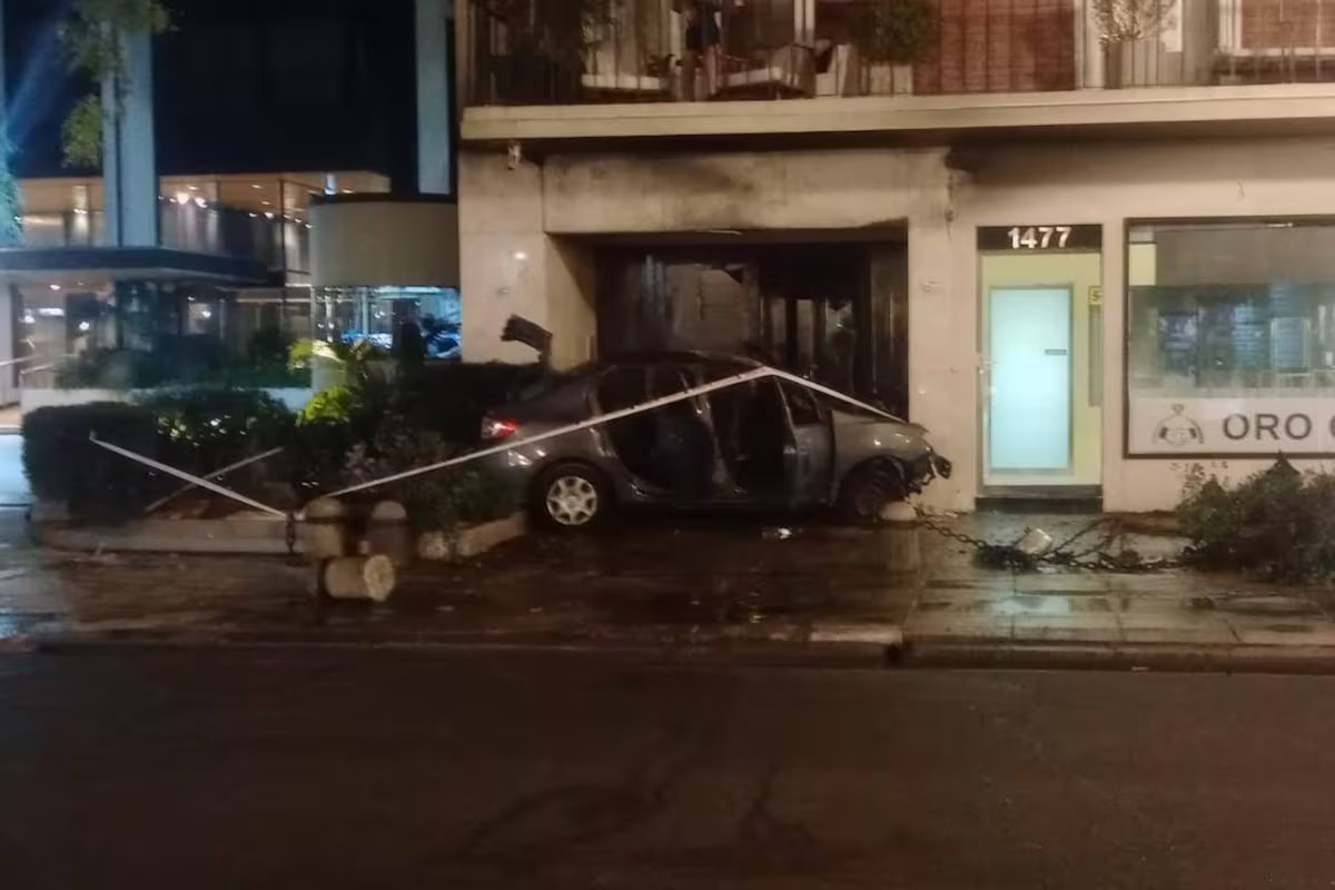 Forte colisão na Recoleta. o carro colidiu com a frente de um prédio na avenida Alvear.