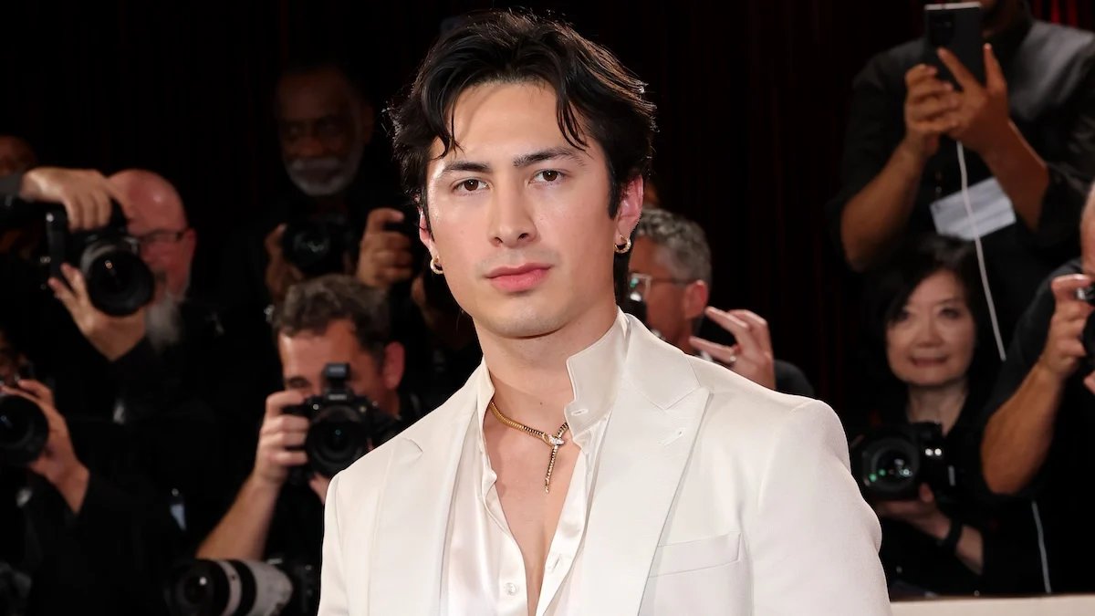 Foto da suástica de Hudson Williams ressurge, fontes se manifestam – Just Jared – Notícias e fofocas de celebridades