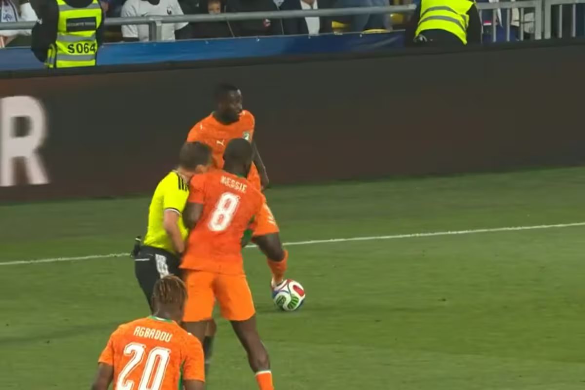 França – Costa do Marfim. Grande gol de Cherky e chute que quase deixou o árbitro inconsciente.