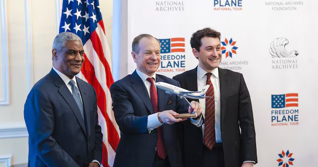 Freedom Plane entrega documentos de fundação para estações de mineração em todo o país – Deseret News