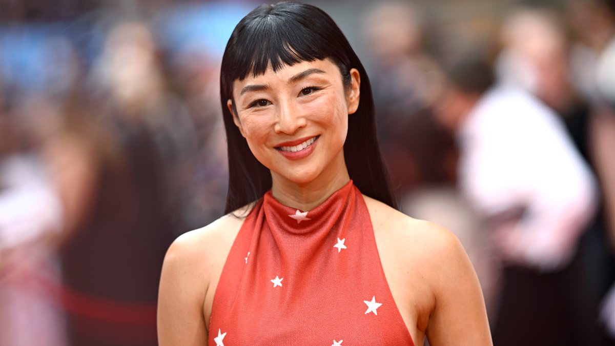 Greta Lee revela como Taylor Swift a convidou para participar do vídeo de ‘Opalite’ – Just Jared – Celebrity News & Gossip