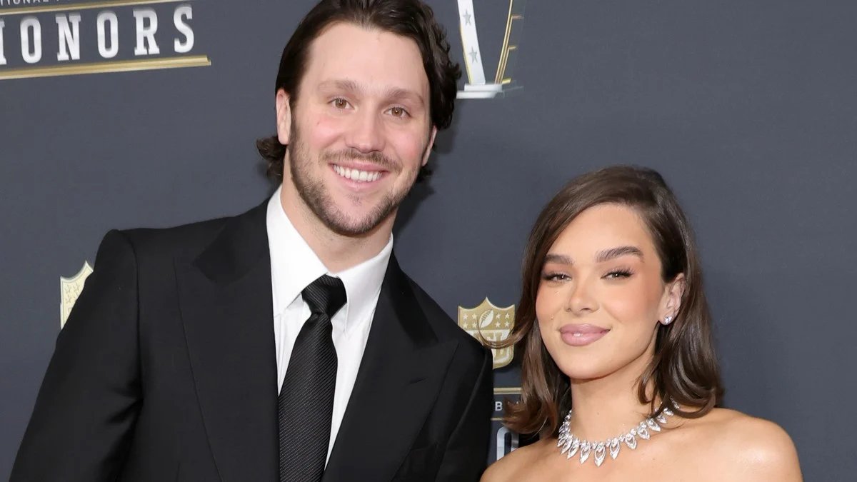 Hailee Steinfeld revela o nome da filha dela e de Josh Allen na última edição da ‘Beau Society’! – Just Jared – Notícias e fofocas sobre celebridades