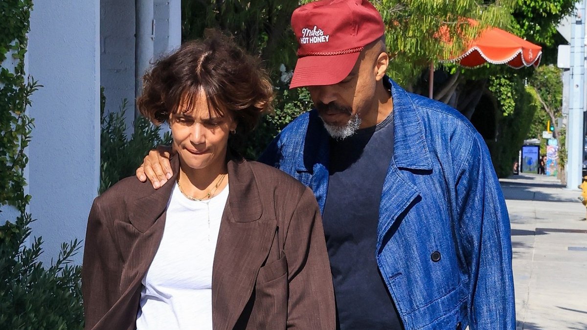 Halle Berry e o noivo Van Hunt compartilham um doce PDA após o almoço em West Hollywood – Just Jared – Celebrity News & Gossip