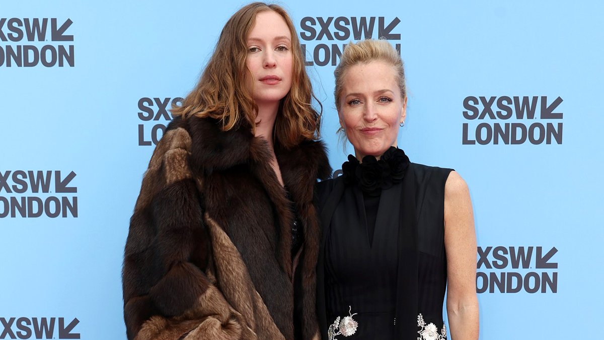 Hannah Einbinder e Gillian Anderson participam da estreia de ‘Teenage Sex & Death in Camp Miasma’ no SXSW Londres 2026 – Just Jared – Celebrity News & Gossip