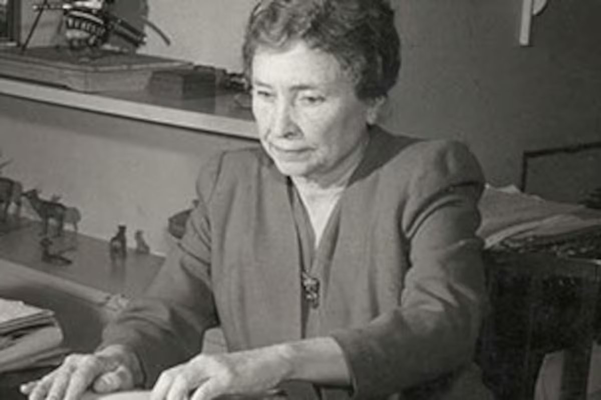 Helen Keller, escritora e palestrante. “A segurança é basicamente uma superstição. A vida ou é uma aventura ousada ou nada.”