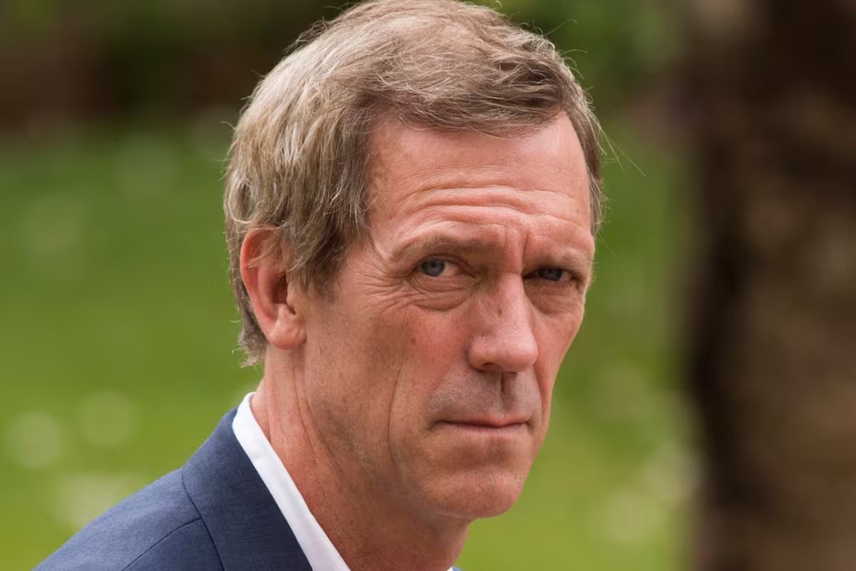 Hugh Laurie pede desculpas após responder a um repórter que criticou o Dr.