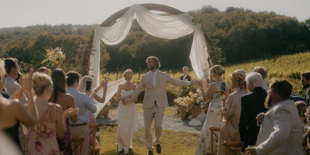 Hunter King se casa novamente com Chris Copier em um casamento íntimo em um destino italiano (fotos) – Just Jared – Notícias e fofocas de celebridades