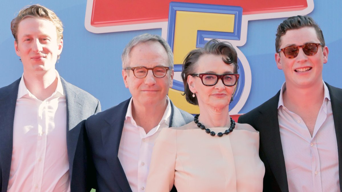 Joan Cusack caminha no tapete vermelho com marido e filhos na estreia de ‘Toy Story 5’ e explica por que parou de atuar por 6 anos – Just Jared – Notícias e fofocas de celebridades