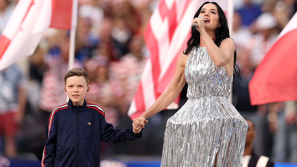 Katy Perry deslumbra com vestido de lantejoulas prateadas enquanto se apresenta na Copa do Mundo de 2026 com o cantor norueguês de 10 anos – Just Jared – Notícias e fofocas de celebridades