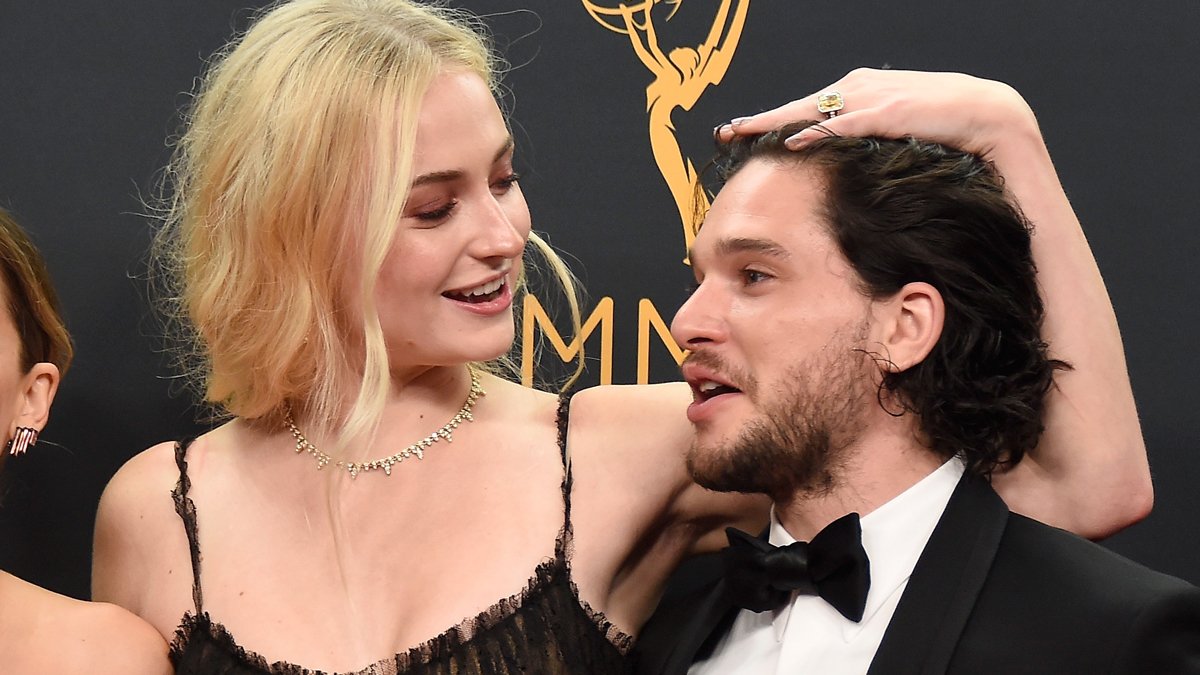 Kit Harington diz que filmar cenas íntimas com Sophie Turner é ‘estranho’ depois de ‘Game Of Thrones’ – Just Jared – Celebrity News & Gossip
