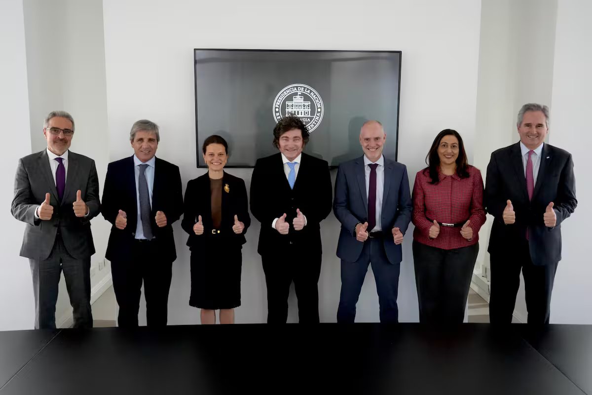 Kitsiloff pede a Millet que garanta um empréstimo do Banco Mundial para obras de saneamento no Rio de la Plata.