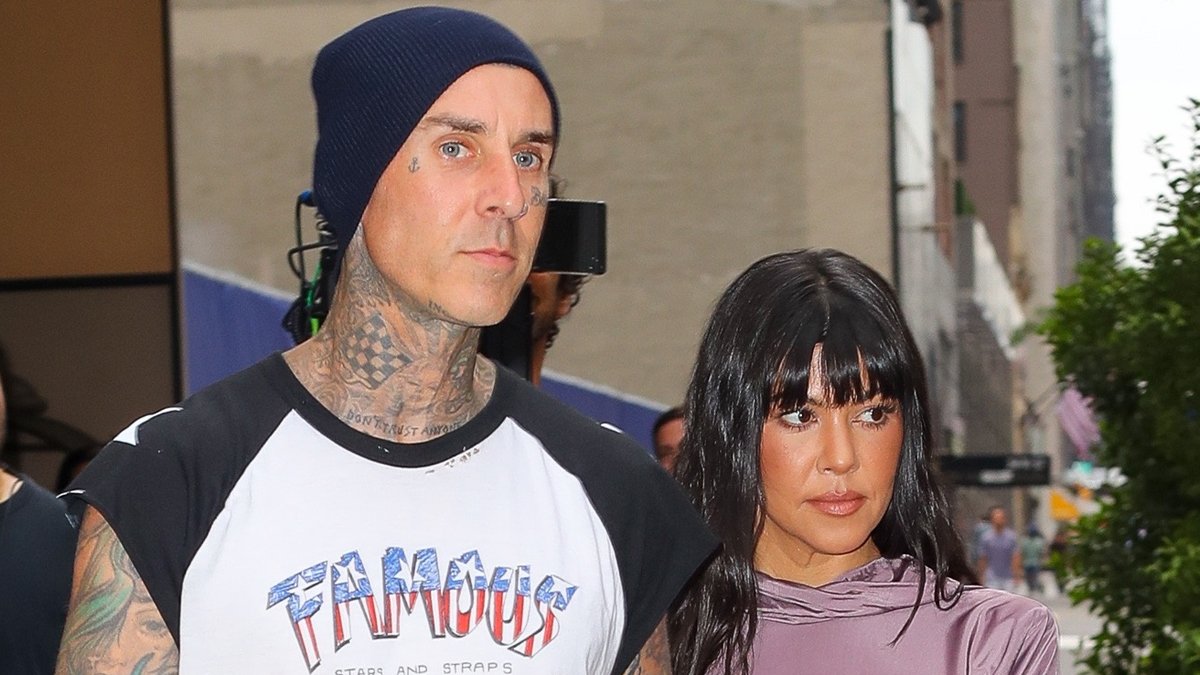 Kourtney Kardashian e Travis Barker de mãos dadas enquanto se dirigem para a inauguração do Avenue Sky Lounge no Edge no Hudson Yards em Nova York – Just Jared – Celebrity News & Gossip