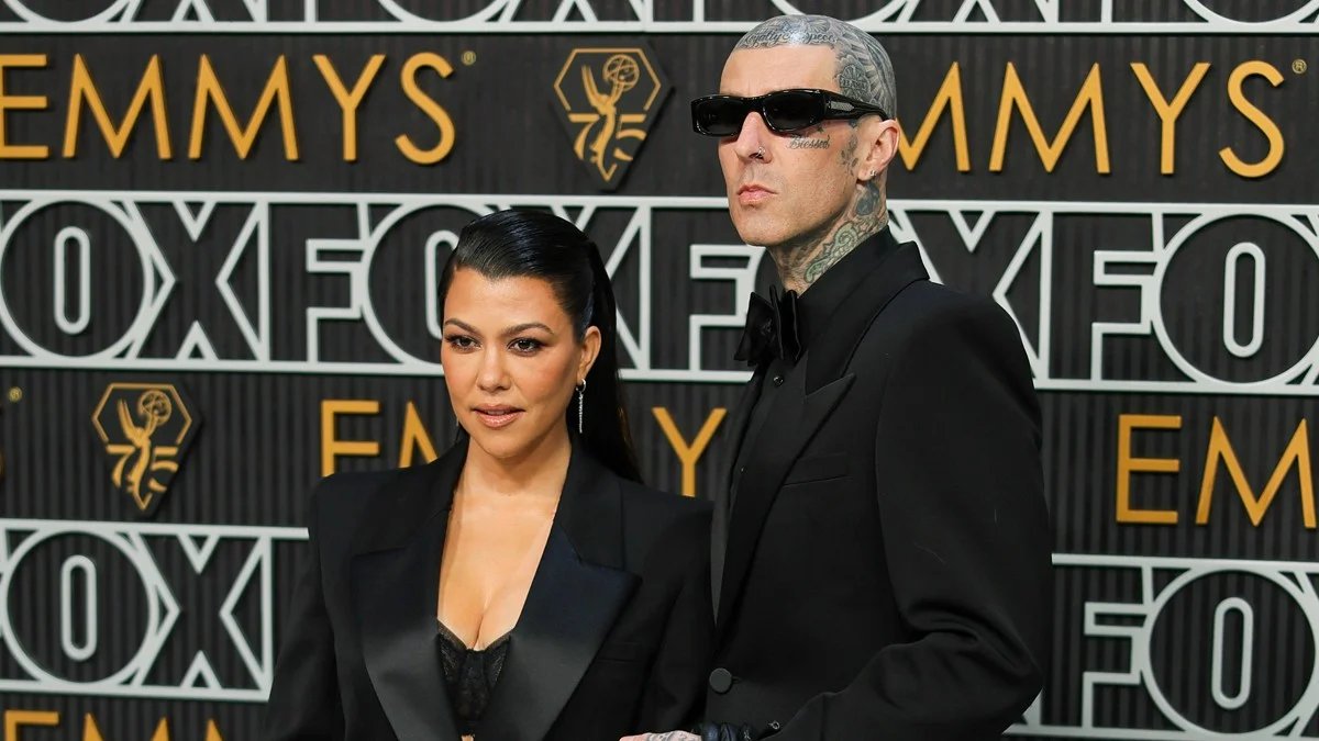 Kourtney Kardashian e Travis Barker revelam aborto espontâneo após 6 meses de relacionamento – Just Jared – Notícias e fofocas de celebridades