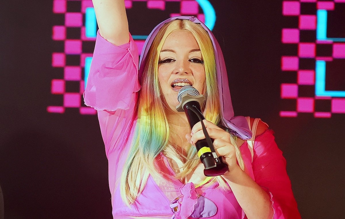 Letra de ‘Gay’: Meg Stalter estreia nova música depois que ‘Prettiest Girl in America’ se torna viral – Just Jared – Notícias e fofocas de celebridades
