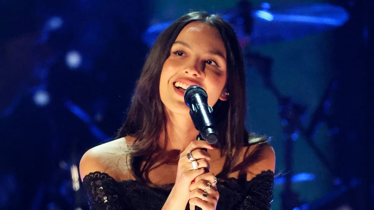 Letra e significado de ‘Stupid Song’: Por que Olivia Rodrigo foi inspirada no livro ‘Simple Passion’ – Just Jared – Celebrity News & Gossip
