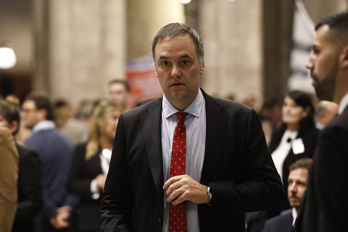 Manuel Adorni confirmou que apresentou a sua declaração juramentada e afirmou: “Economizamos de preto, como todos os argentinos”.