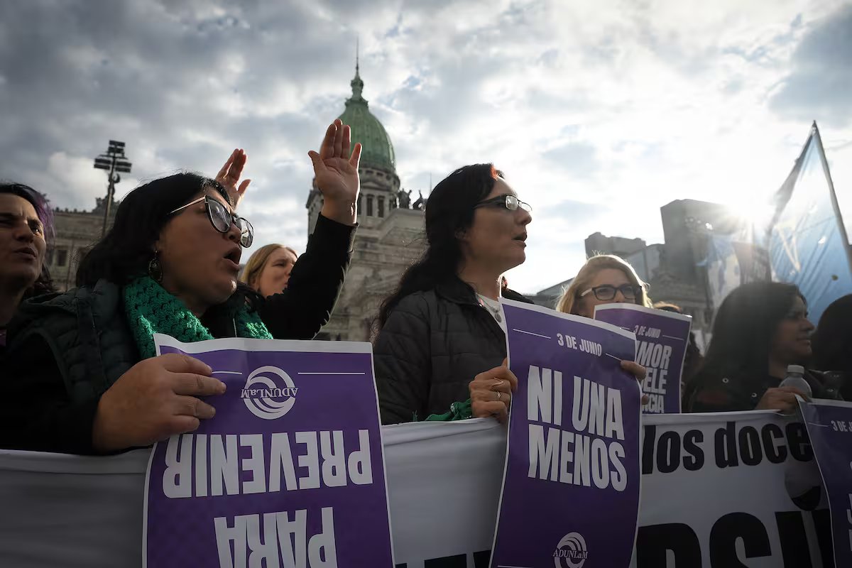 Marcha de Ni Una Menos. mais mulheres se manifestam em frente ao Congresso contra a violência de gênero