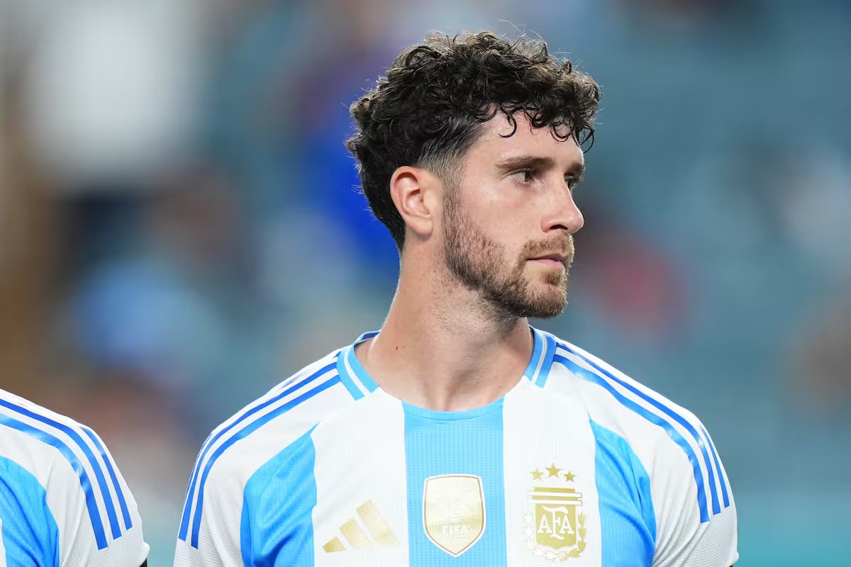 Marcos Senesi substitui Leonardo Balerdi na lista de 26 convocados da Argentina para a Copa do Mundo de 2026.