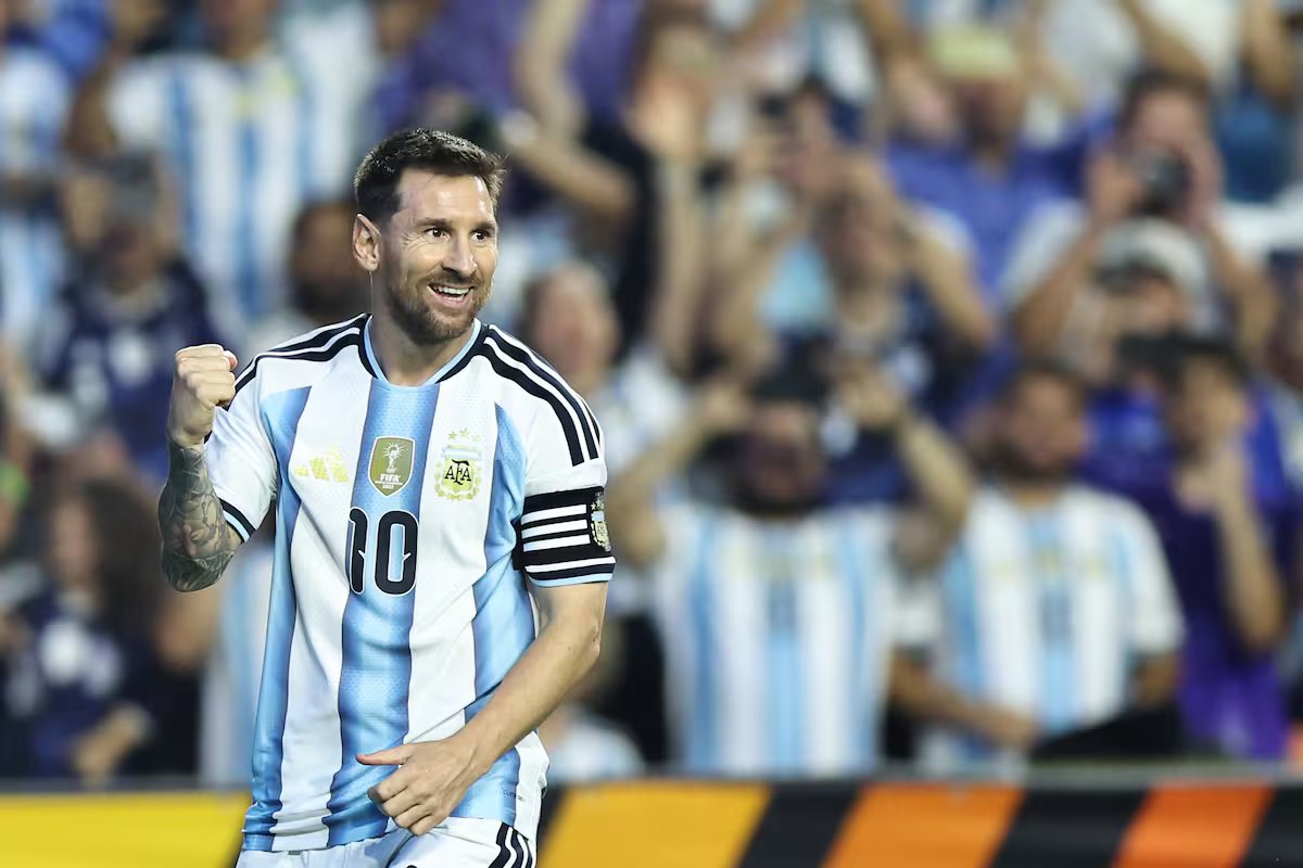 Messi voltou com gol, Argentina venceu e chega à Copa do Mundo com bons sentimentos