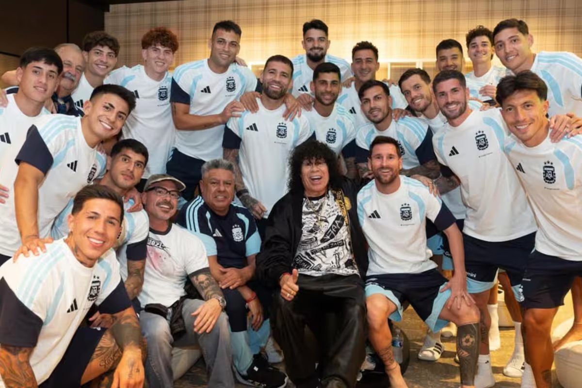 Mona Jimenez se juntou à concentração da seleção argentina, fez Messi dançar e ganhou um presente especial.