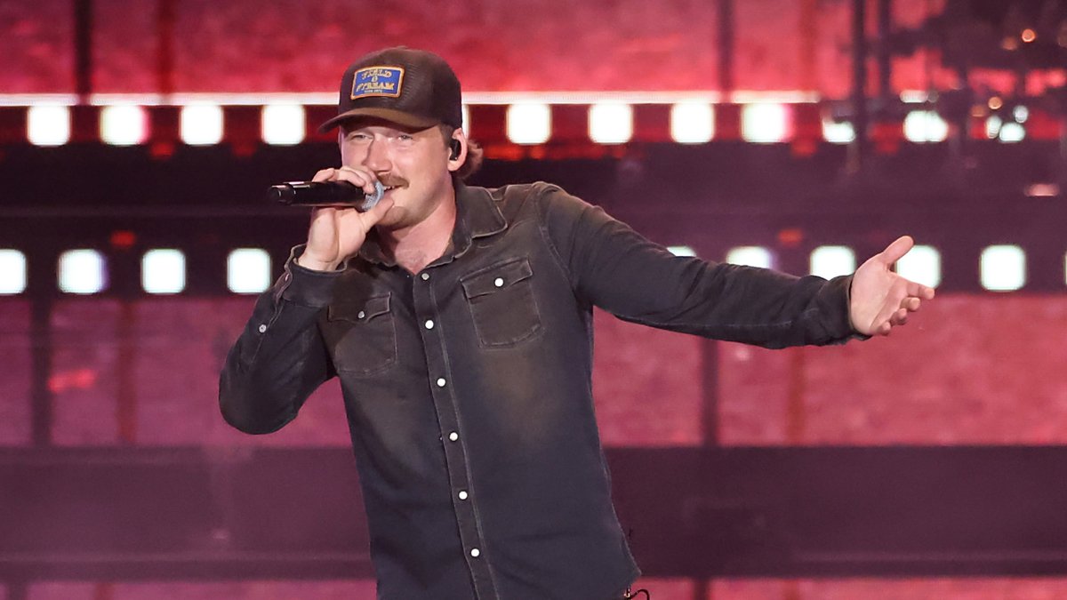 Morgan Wallen joga o telefone de um fã no palco em um show em Pittsburgh – Just Jared – Celebrity News & Gossip
