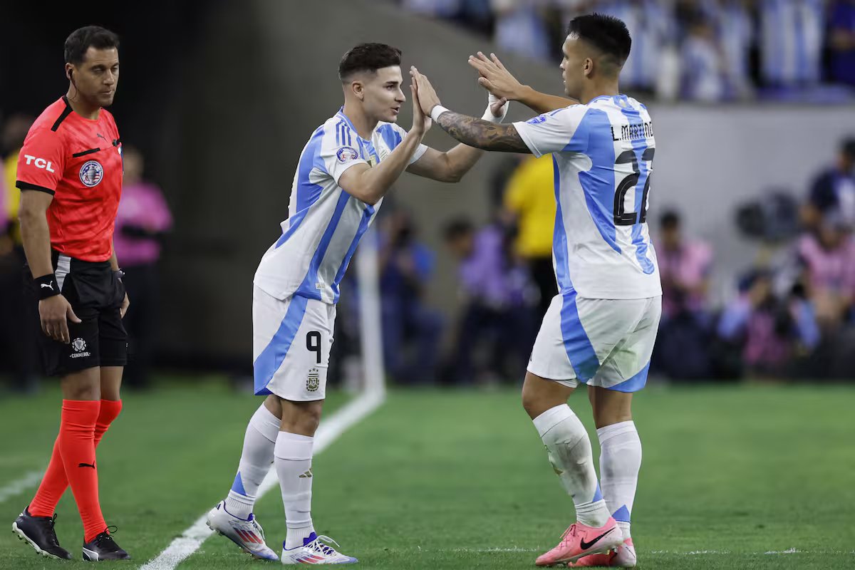 Mudança de paradigma no futebol. e não menos importante é quem fica com a escalação inicial.