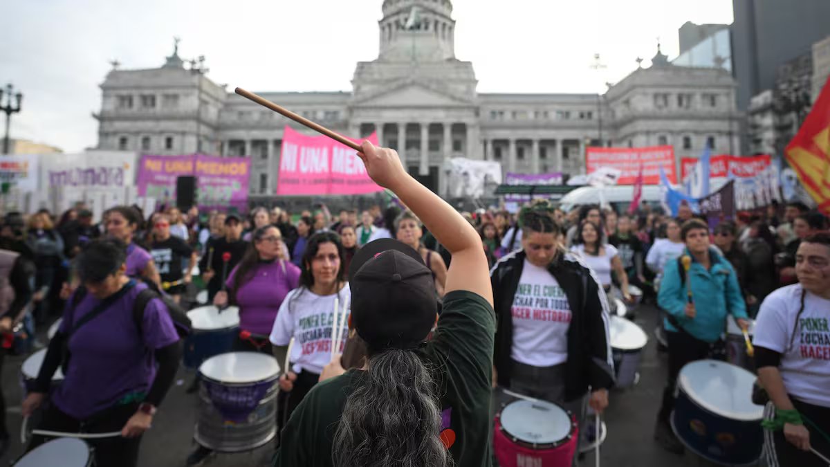 Ni Una Menos, ao vivo. marchas contra a violência de gênero em todo o país, com toda a comoção para Agostina Vega
