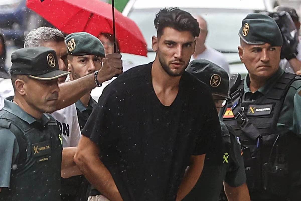 O ex-jogador da seleção espanhola foi condenado a oito anos e seis meses de prisão por agressão sexual