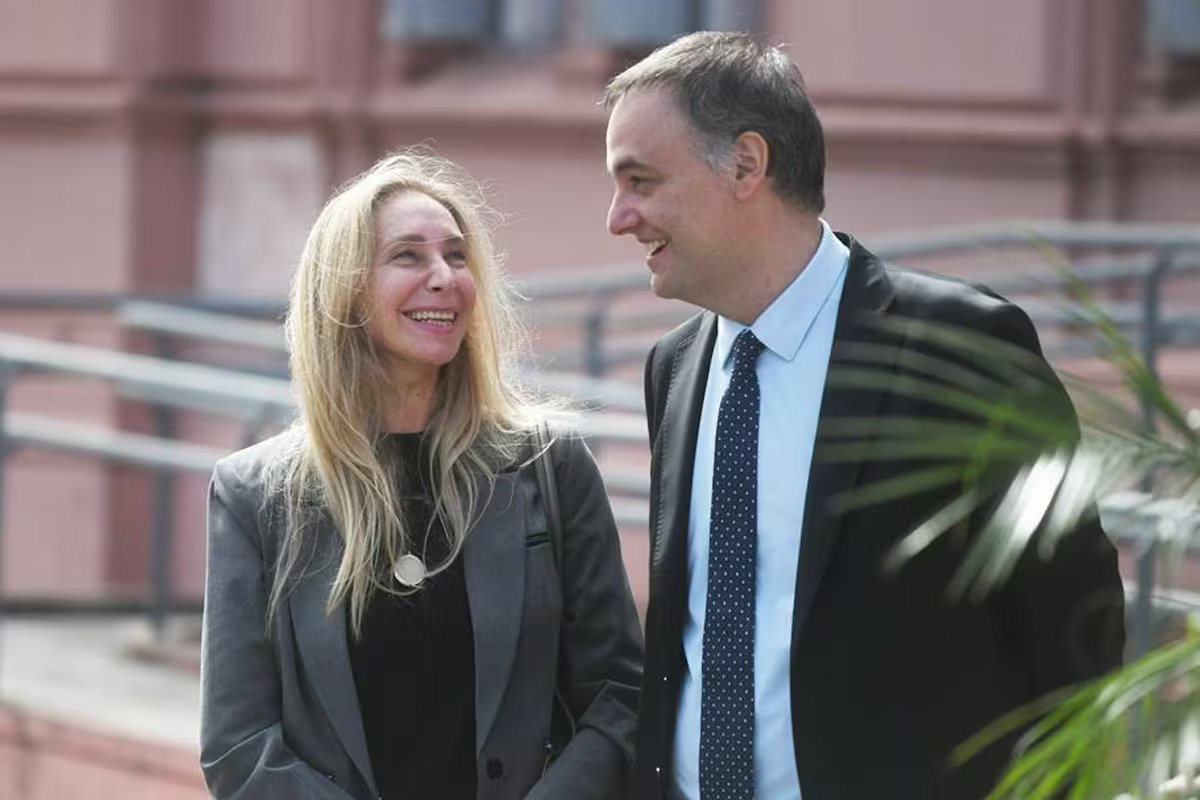 O governo tenta se comunicar com a família de Indio Solari e sugere Technopolis como um lugar de despertar.