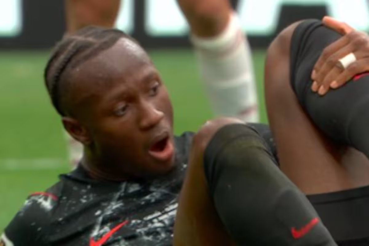 O jogador de futebol canadense sofreu uma lesão grave na partida contra o Catar