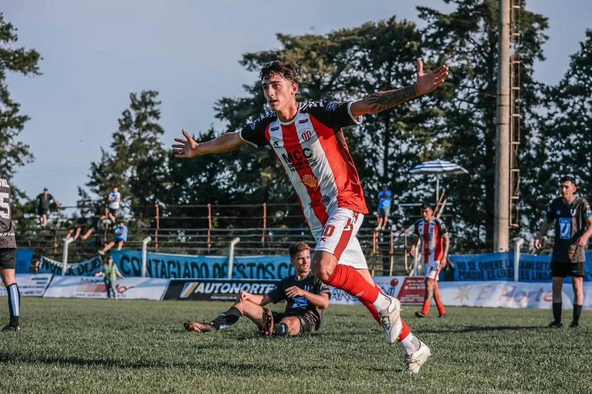 O jogador de futebol de 22 anos, que sofreu um acidente vascular cerebral e ainda estava na unidade de terapia intensiva, morreu.