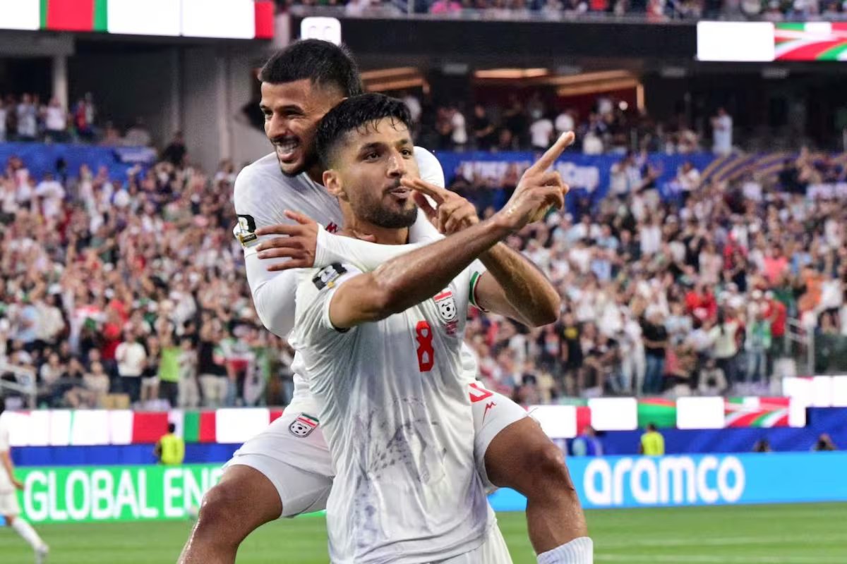 O jogador de futebol iraniano comemorou o gol do empate contra a Nova Zelândia com um gesto de chute em direção às arquibancadas.