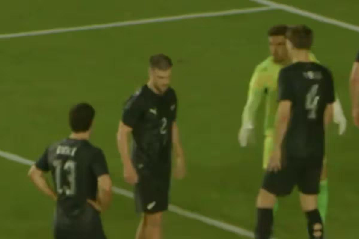 O jogo de Tim Paine após o fenômeno viral. jogou 45 minutos e evitou um gol, mas o Haiti venceu a Nova Zelândia por 4 a 0;