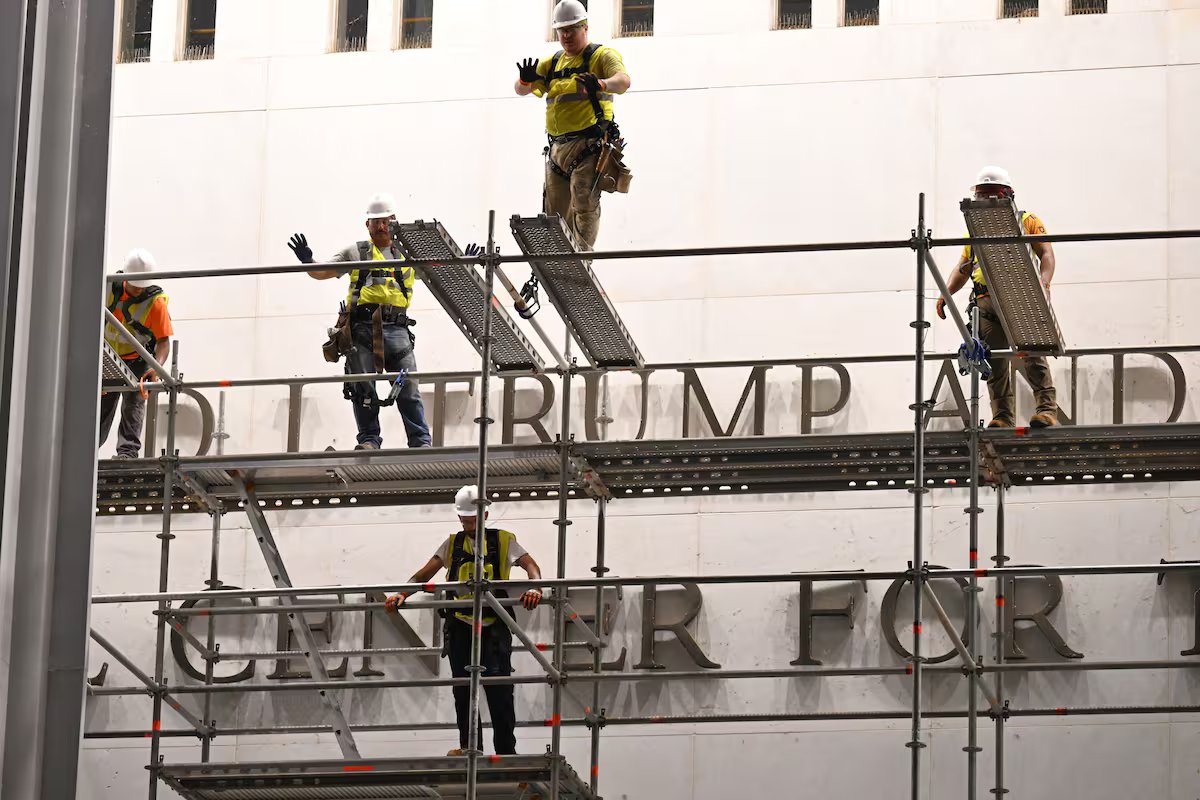 O nome de Trump foi retirado da fachada do Kennedy Center após uma tentativa de última hora de deixá-lo