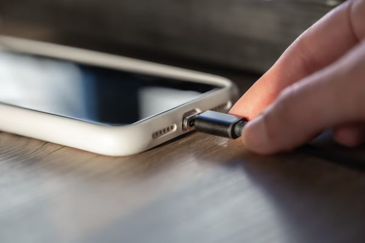 O telemóvel ou carregador é conectado primeiro. O erro mais comum
