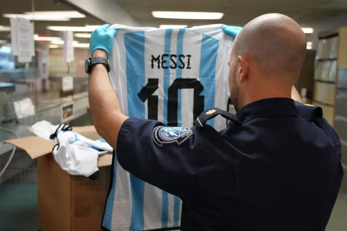 Oficial. Agentes do CBP apreenderam camisas de Messi em um posto de fronteira horas antes da Copa do Mundo