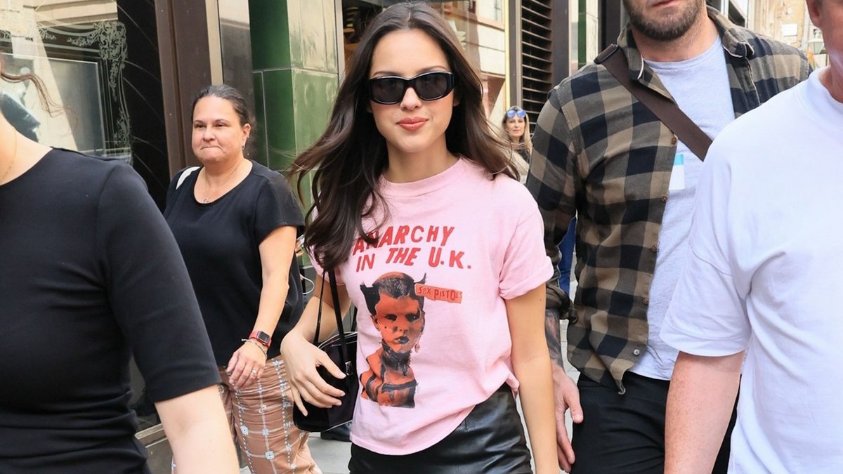 Olivia Rodrigo usa camiseta do Sex Pistols para visita estilosa ao pub do Soho – Just Jared – Celebrity News & Gossip