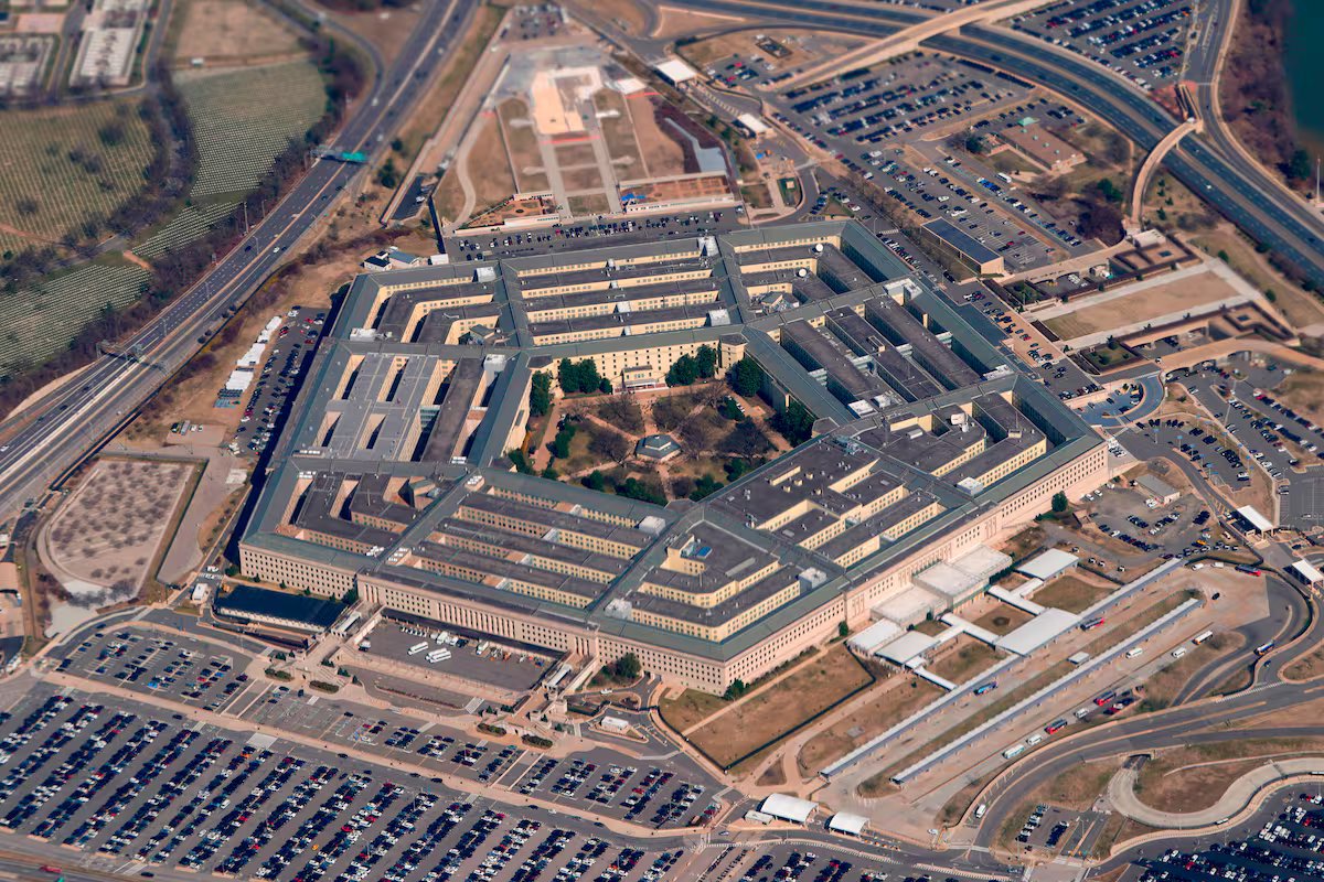 Os Estados Unidos acusaram três gigantes da tecnologia de colaborar com os militares chineses e os colocaram na lista negra