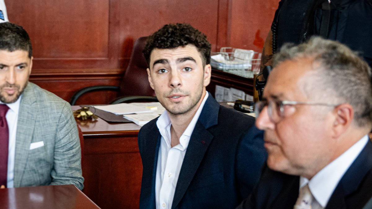 Os advogados de Luigi Mangione planejam defesa psiquiátrica, dizem que ele ficou emocionalmente perturbado durante o assassinato do CEO – Just Jared – Notícias e fofocas de celebridades